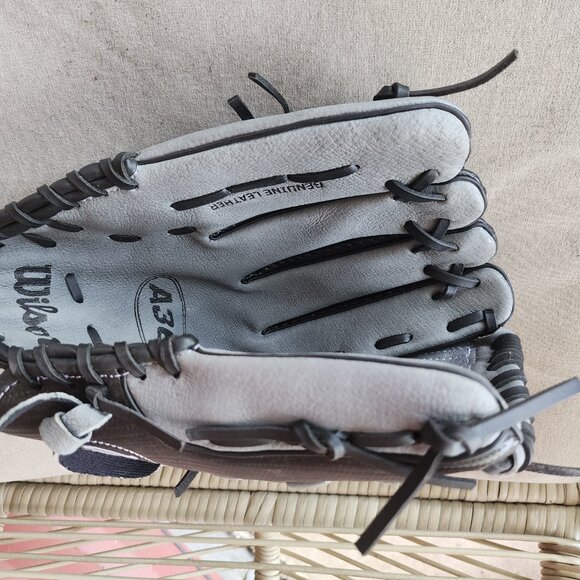 Wilson Adult right handed glove - Picture 2 of 2